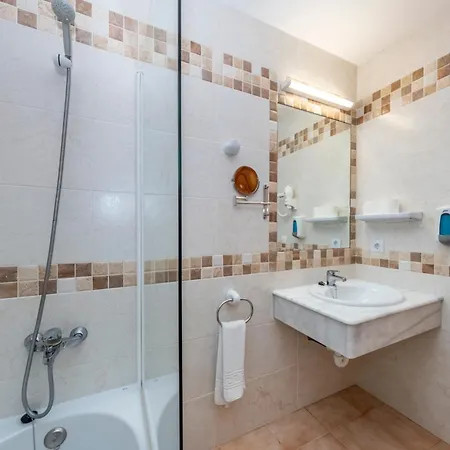 波南特阳光公寓酒店 *